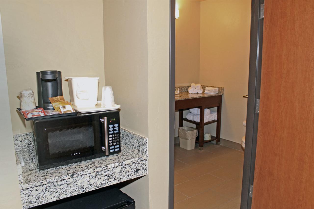 Heartland Inn And Suites Wheatland Buitenkant foto