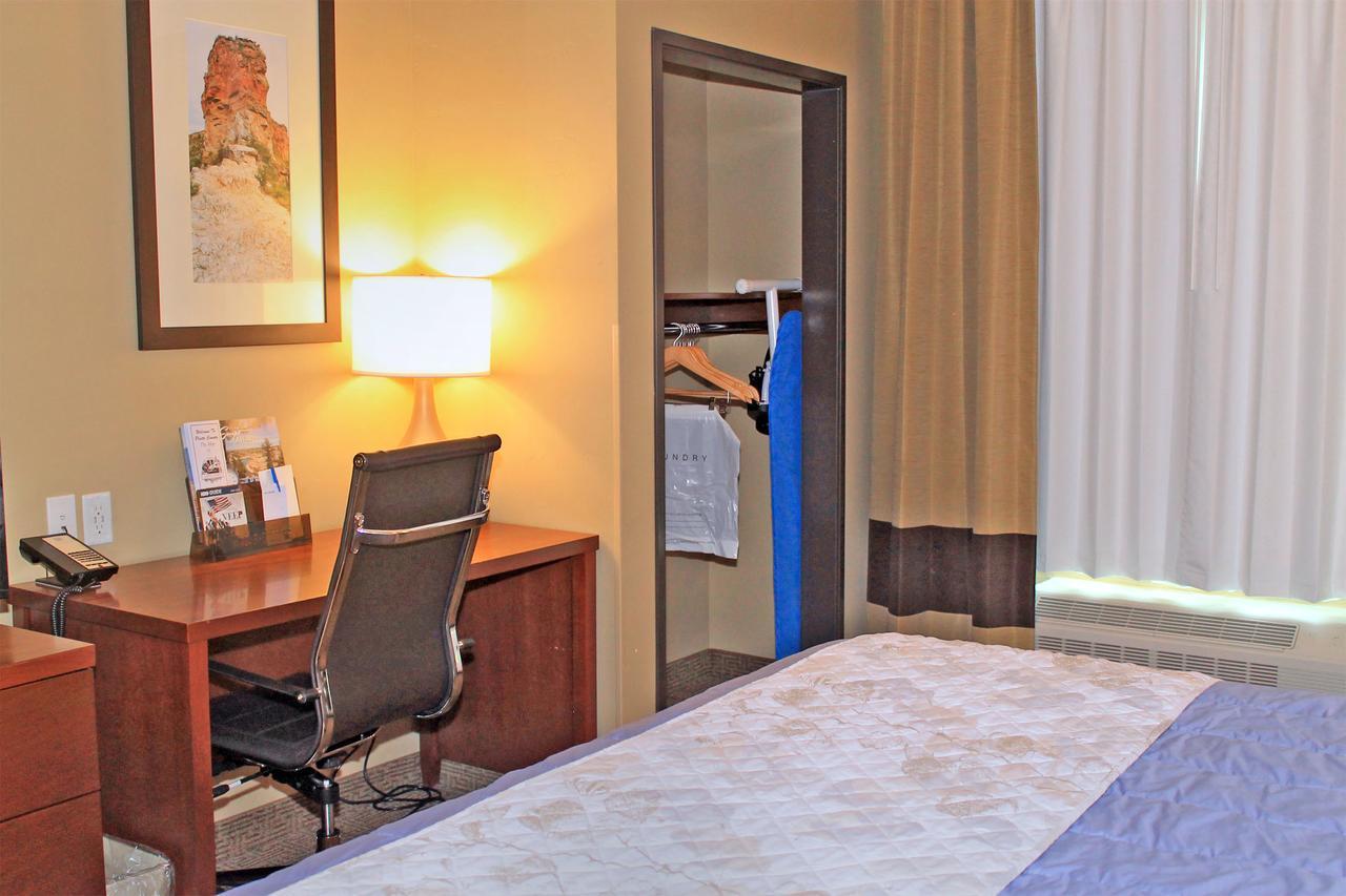 Heartland Inn And Suites Wheatland Buitenkant foto